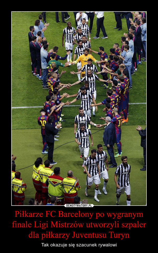 Piłkarze FC Barcelony po wygranym finale Ligi Mistrzów utworzyli szpaler dla piłkarzy Juventusu Turyn
