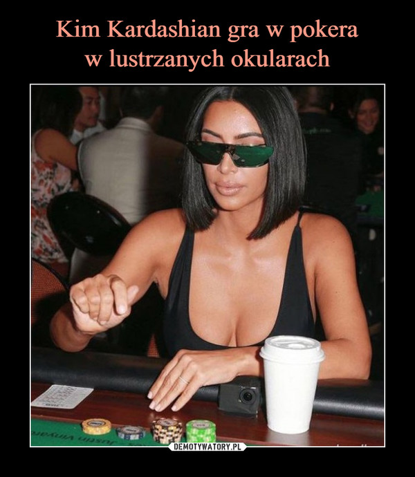 Kim Kardashian gra w pokera
w lustrzanych okularach