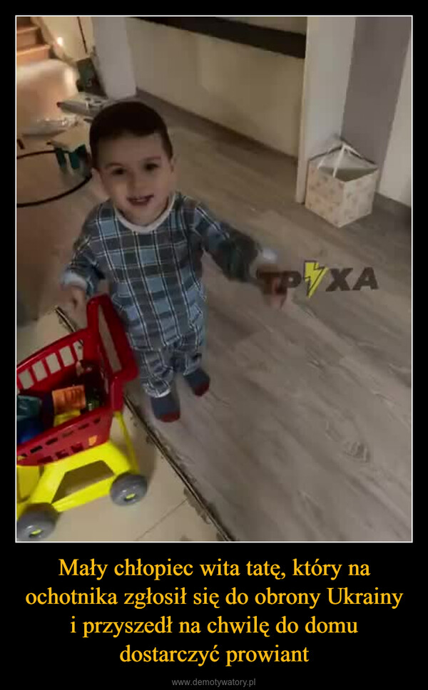 Mały chłopiec wita tatę, który na ochotnika zgłosił się do obrony Ukrainyi przyszedł na chwilę do domudostarczyć prowiant –  