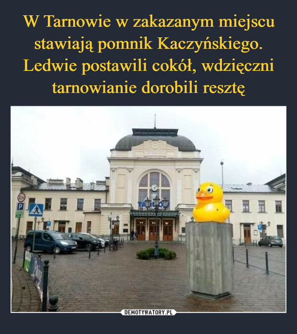 W Tarnowie w zakazanym miejscu stawiają pomnik Kaczyńskiego. Ledwie postawili cokół, wdzięczni tarnowianie dorobili resztę