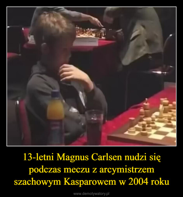 13-letni Magnus Carlsen nudzi się podczas meczu z arcymistrzem szachowym Kasparowem w 2004 roku –  GM Gary Kaspann