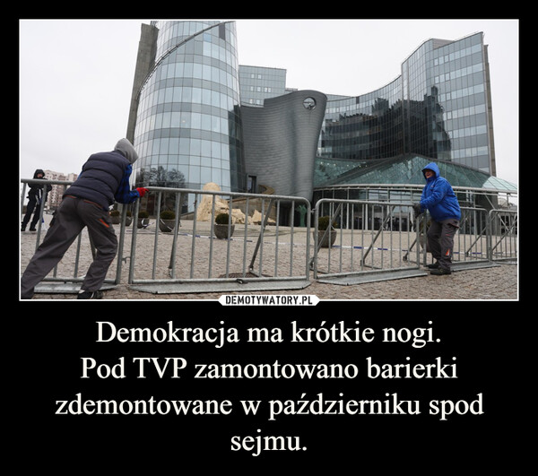 Demokracja ma krótkie nogi.Pod TVP zamontowano barierki zdemontowane w październiku spod sejmu. –  T